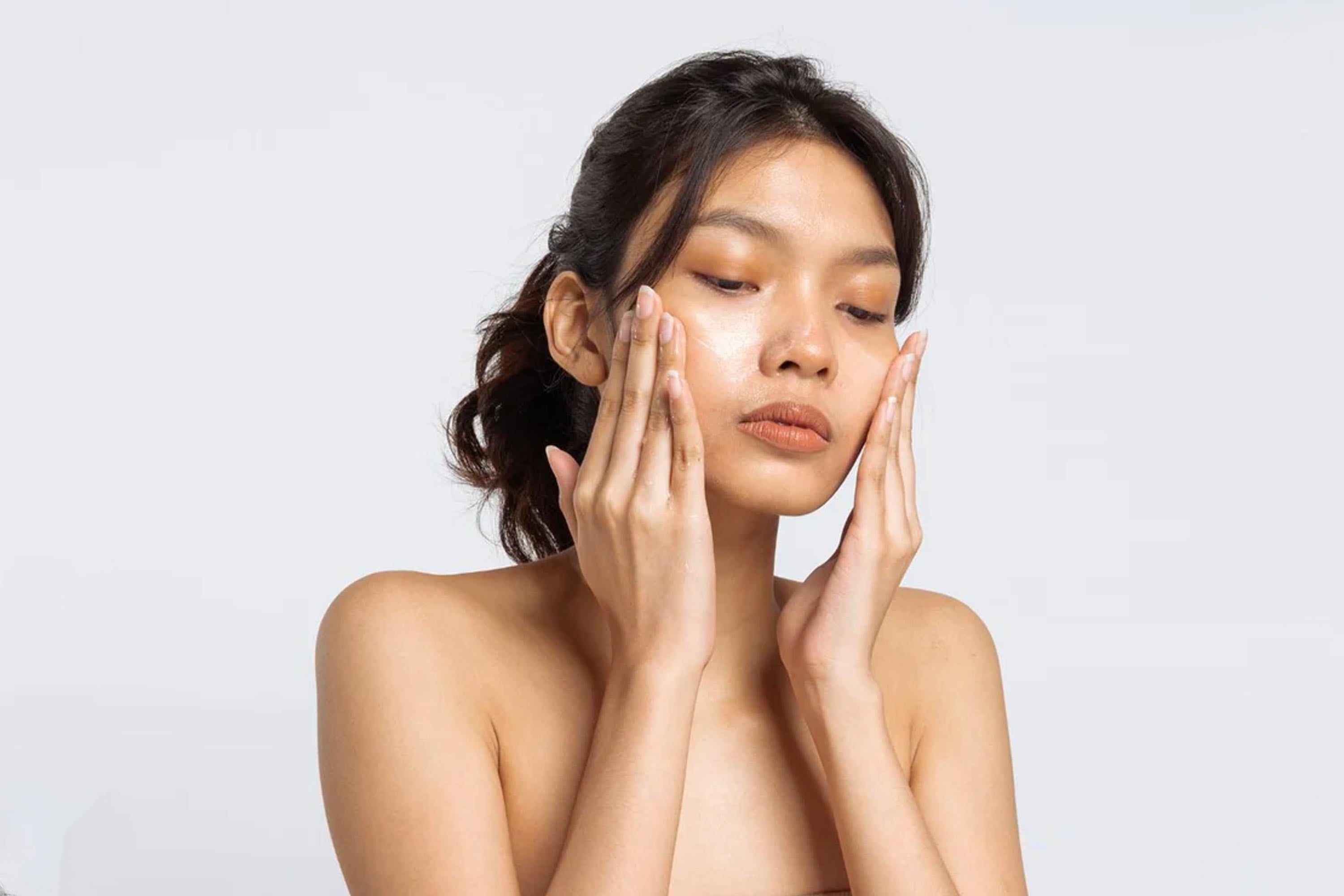 women prevent aging using Grapey face cream